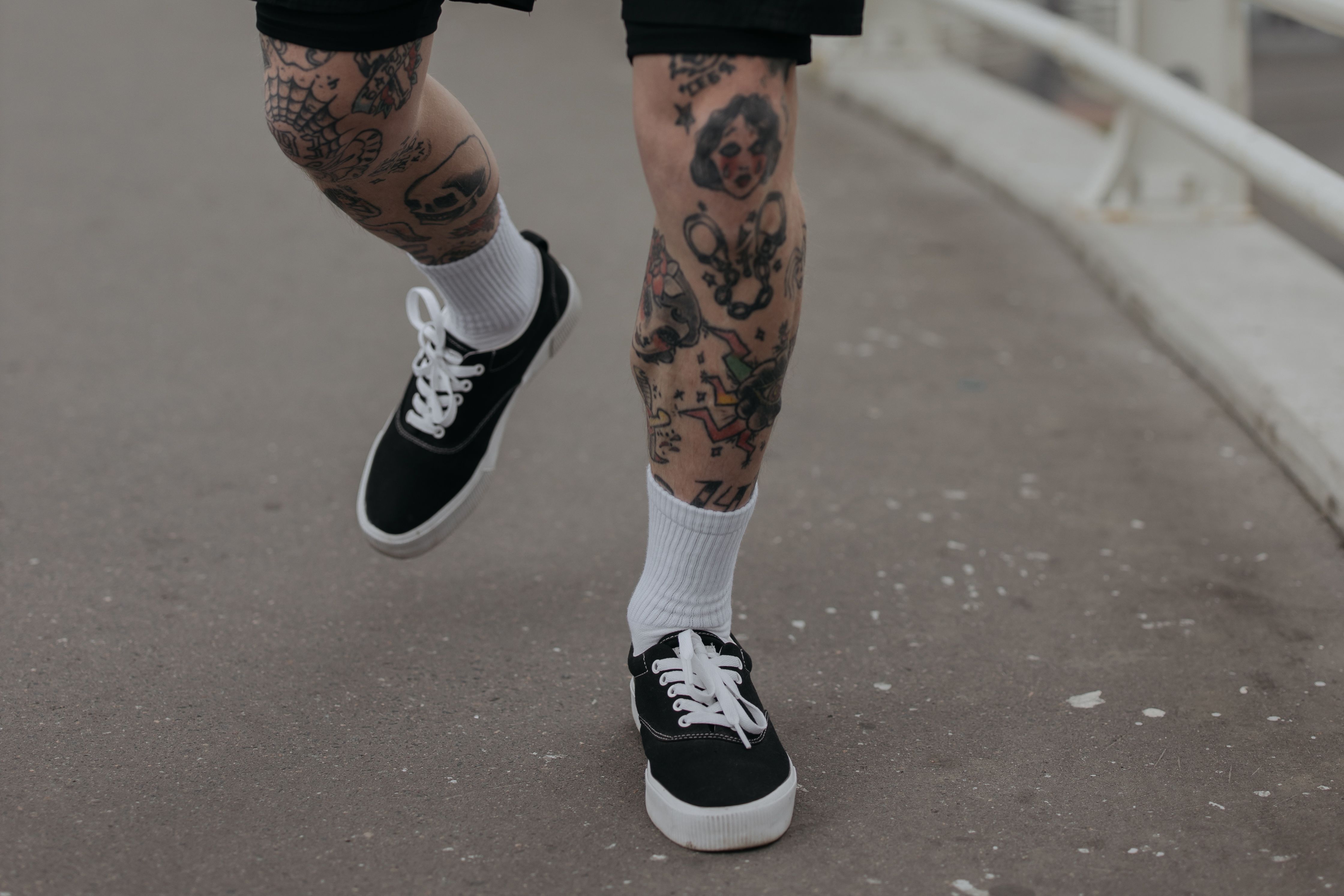 Sessão de tatuagem no estilo Old School americano